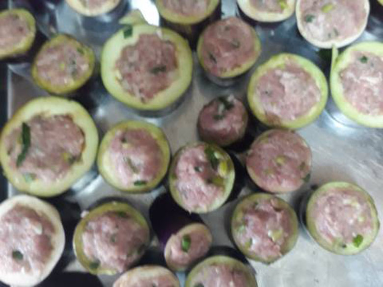 Cách làm cà tím nhồi thịt nướng cho vào lò nướng để nướng