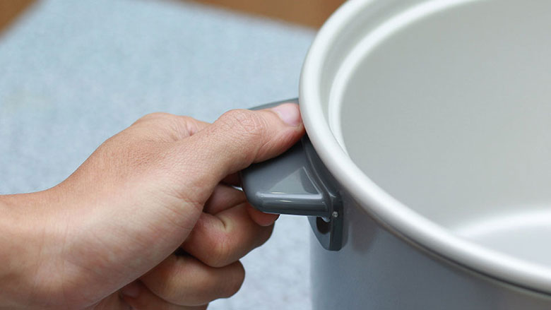 Nồi cơm điện Panasonic 1.8 lít SR-W18GSLRA tay cầm cách nhiệt, di chuyển tiện lợi.