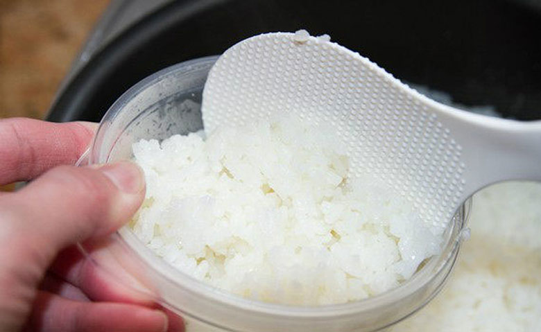 Nồi cơm điện Panasonic 1.8 lít SR-W18GSLRA cho cơm chín đều, thơm ngon.