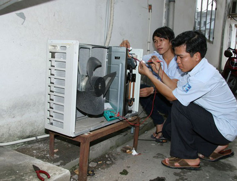 Lỗi F95 máy lạnh Panasonic do dàn nóng chưa được vệ sinh