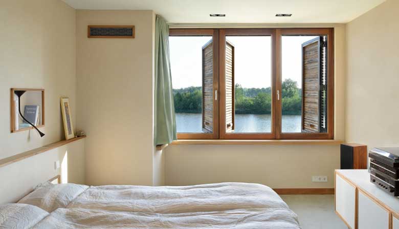 Cách khắc phục điều hòa có mùi khai: Mở phòng thông thoáng