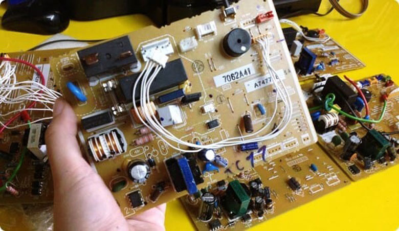 Máy lạnh chạy lúc mạnh lúc yếu do bo mạch lỗi