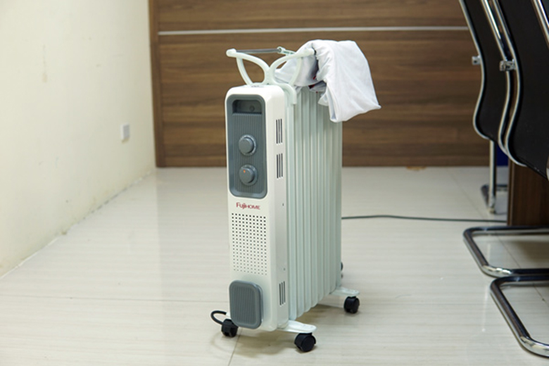 Máy sưởi dầu FujiHome OH849 có phụ kiện giá phơi