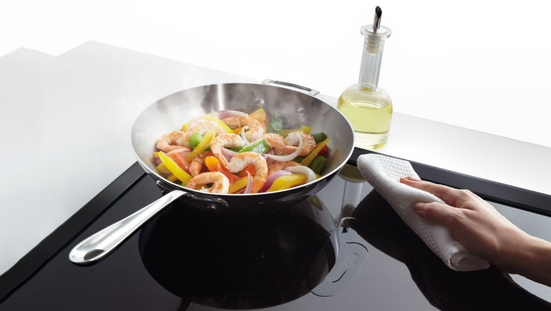 Bếp hồng ngoại bị cháy mặt kính - Cần vệ sinh sau mỗi lần nấu ăn