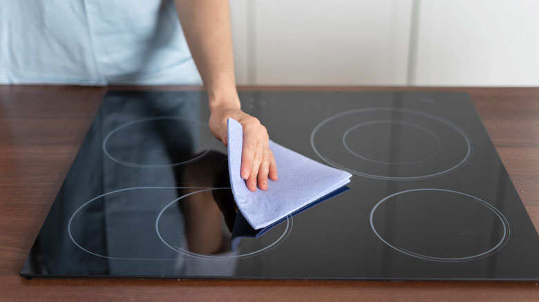 Bếp hồng ngoại bị cháy mặt kính - Lau sạch mặt kính trước và sau khi dùng