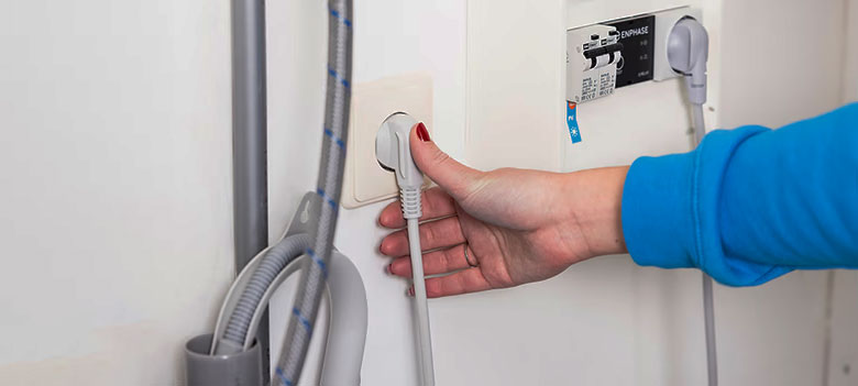 Rút phích cắm máy giặt khi lâu không sử dụng