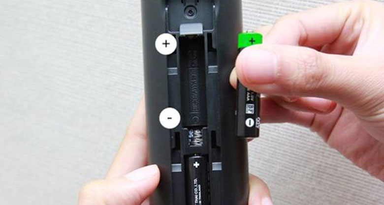 Thay pin giúp khắc phục Điều khiển tivi Samsung nháy đèn đỏ liên tục