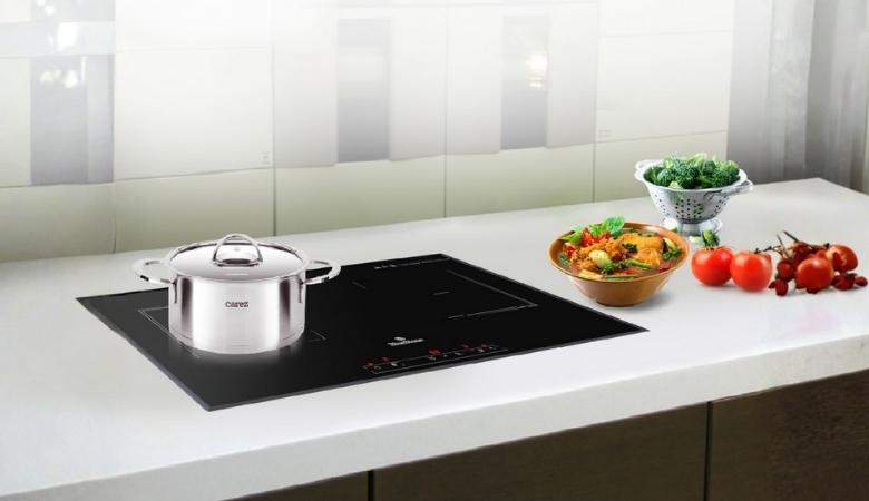 Mặt kính bếp từ Bluestone dễ dàng vệ sinh