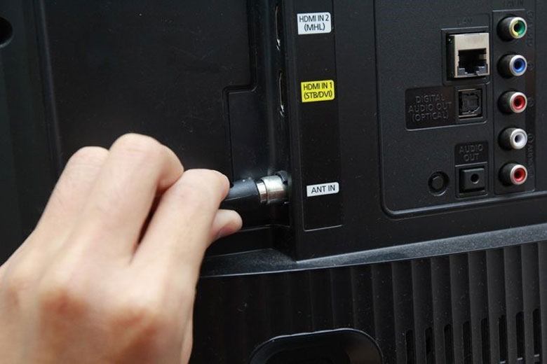 Cách khắc phục tivi bị sọc màn hình do việc kết nối lỏng lẻo