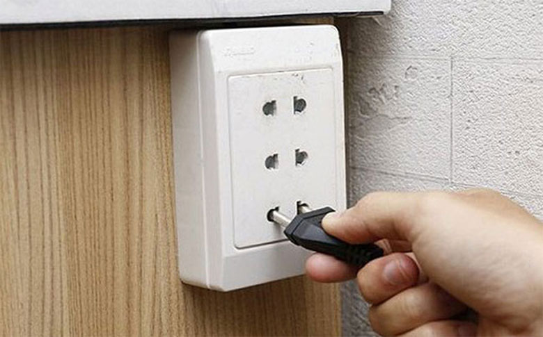 Màn hình tivi bị chớp nháy cách khắc phục hãy rút điện ra cắm lại