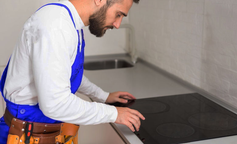 Bếp từ vào điện nhưng không nóng do lỗi bên trong cần kỹ thuật viên kiểm tra