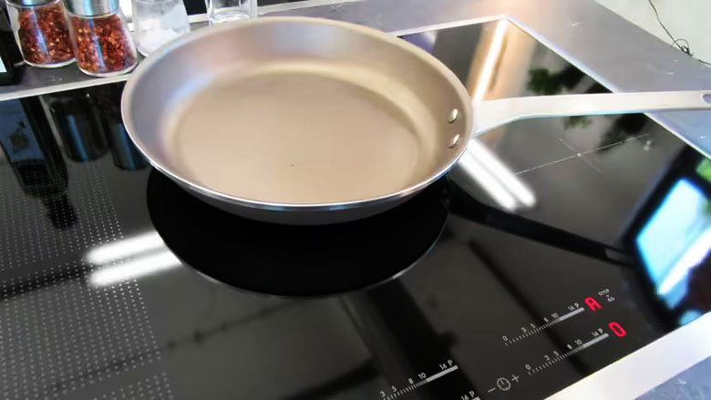 Bếp từ vào điện nhưng không nóng do đặt lệch vùng nấu