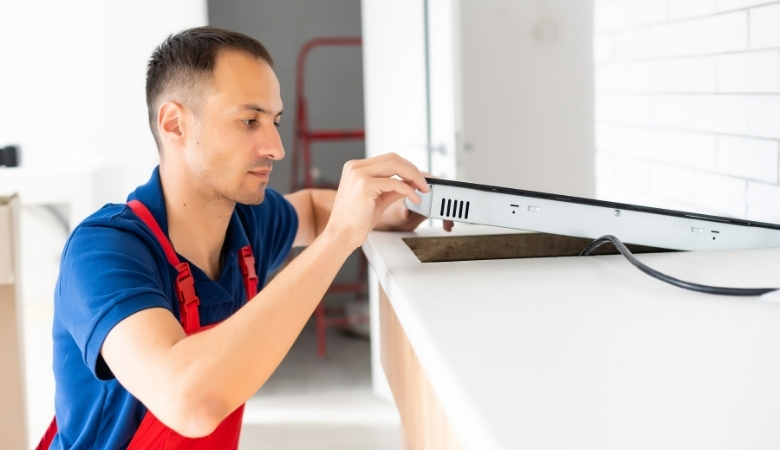 Liên hệ chuyên gia khi không thể tự xử lý bếp từ không nóng kêu tạch tạch