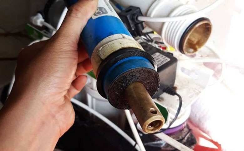 Lỗi Er4 máy lọc nước Karofi do bị tắc nghẽn cặn bẩn