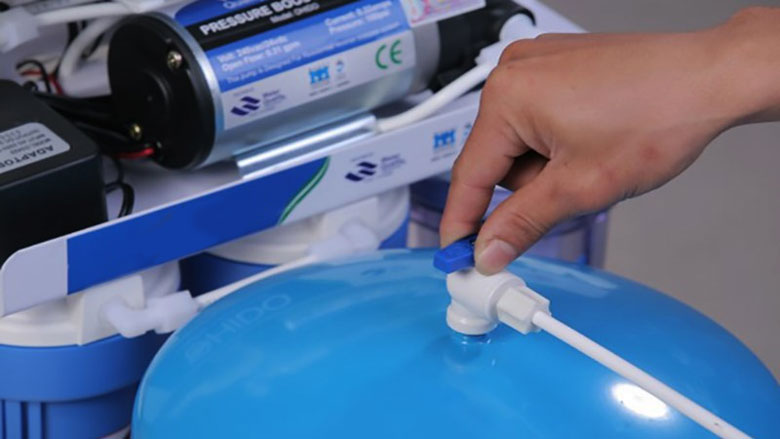 Bình áp máy lọc nước bị rò nước cần siết lại van và kiểm tra gioăng