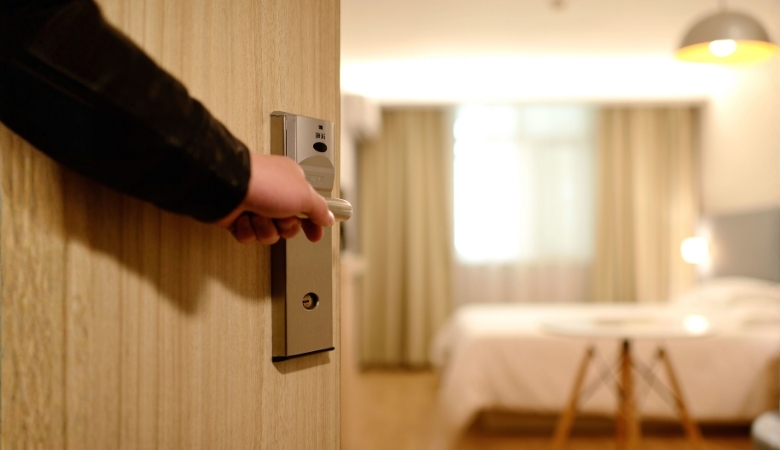 Lưu ý khi sử dụng quạt sưởi nên hé cửa để đảm bảo lưu thông không khí