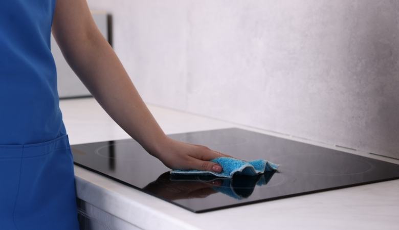 Bếp từ kêu rè rè do bề mặt bếp bị ẩm ướt