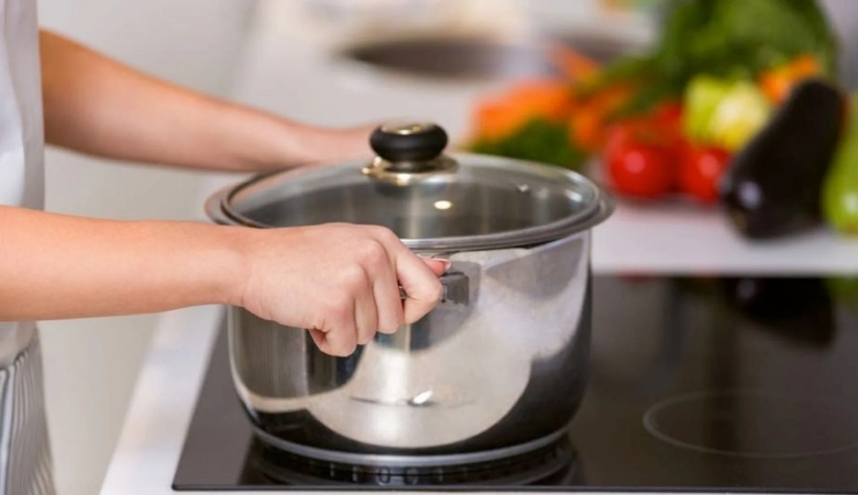 Bếp từ kêu rè rè do dụng cụ nấu ăn kém chất lượng