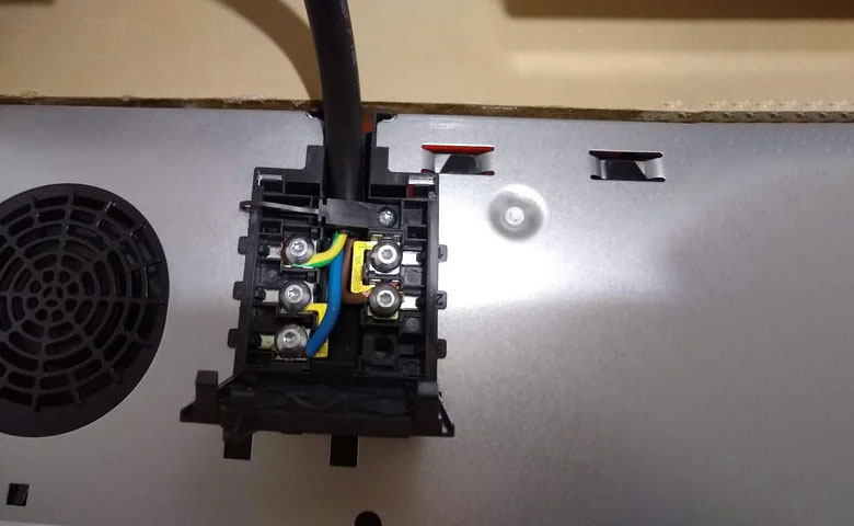 Cách đấu điện bếp từ 3 dây - Dây điện trong nắp hộp đấu dây của bếp
