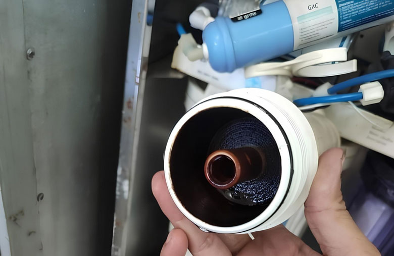 Cặn bẩn tích tụ khi không thay lõi lọc nước Kangaroo đúng hạn