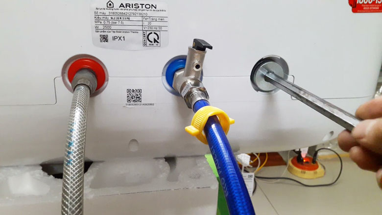 Van xả cặn bình nóng lạnh Ariston