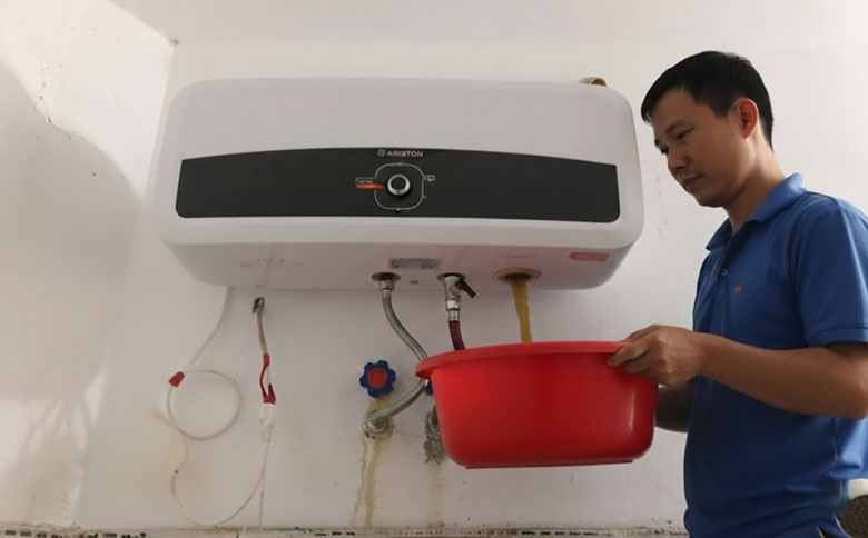 Xả cặn bằng van xả cặn bình nóng lạnh Ariston