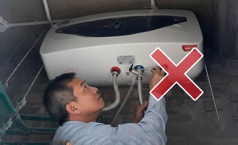 Không nên cạy mở van xả cặn bình nóng lạnh Ariston khi không có chuyên môn