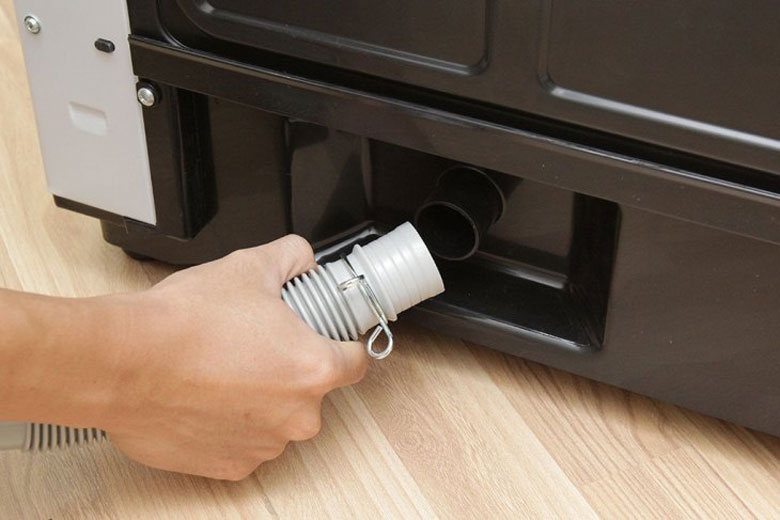 Lỗi E21 máy giặt Electrolux do ống xả nước bị tắc