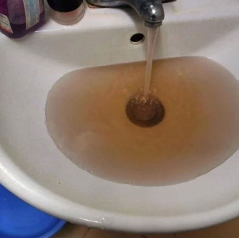 Máy giặt Electrolux báo lỗi E21 do nước bị dính tạp chất