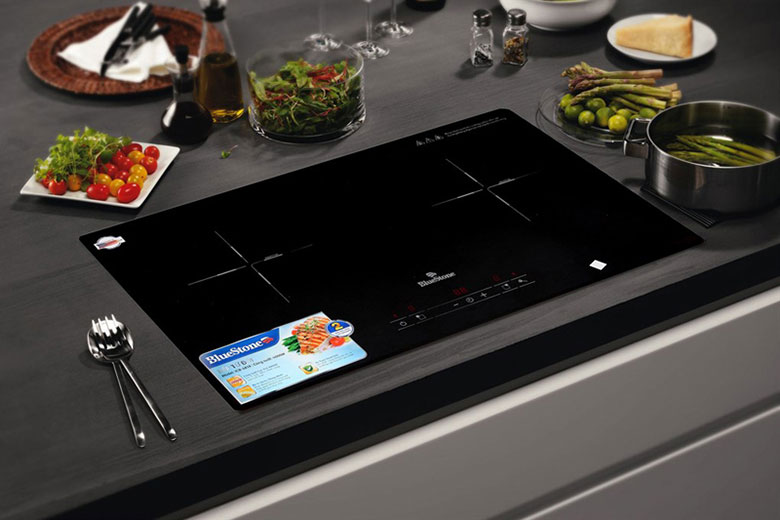 5 Món quà gia dụng thiết thực tặng vợ yêu 8/3 - Bếp từ đôi Bluestone ICB-6818